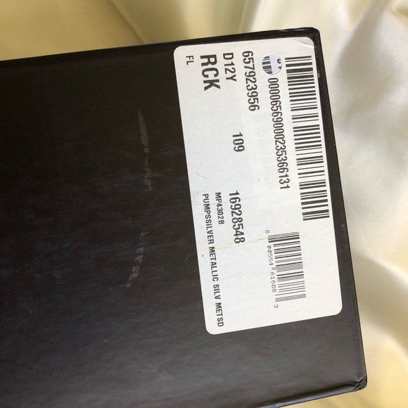 Badgley Mischka Silver Metallic Kitten Heeled Pumps - Picture 7 of 16